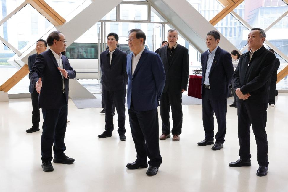 (万钢在粤港澳大湾区国家纳米科技创新研究院调研) 配图1